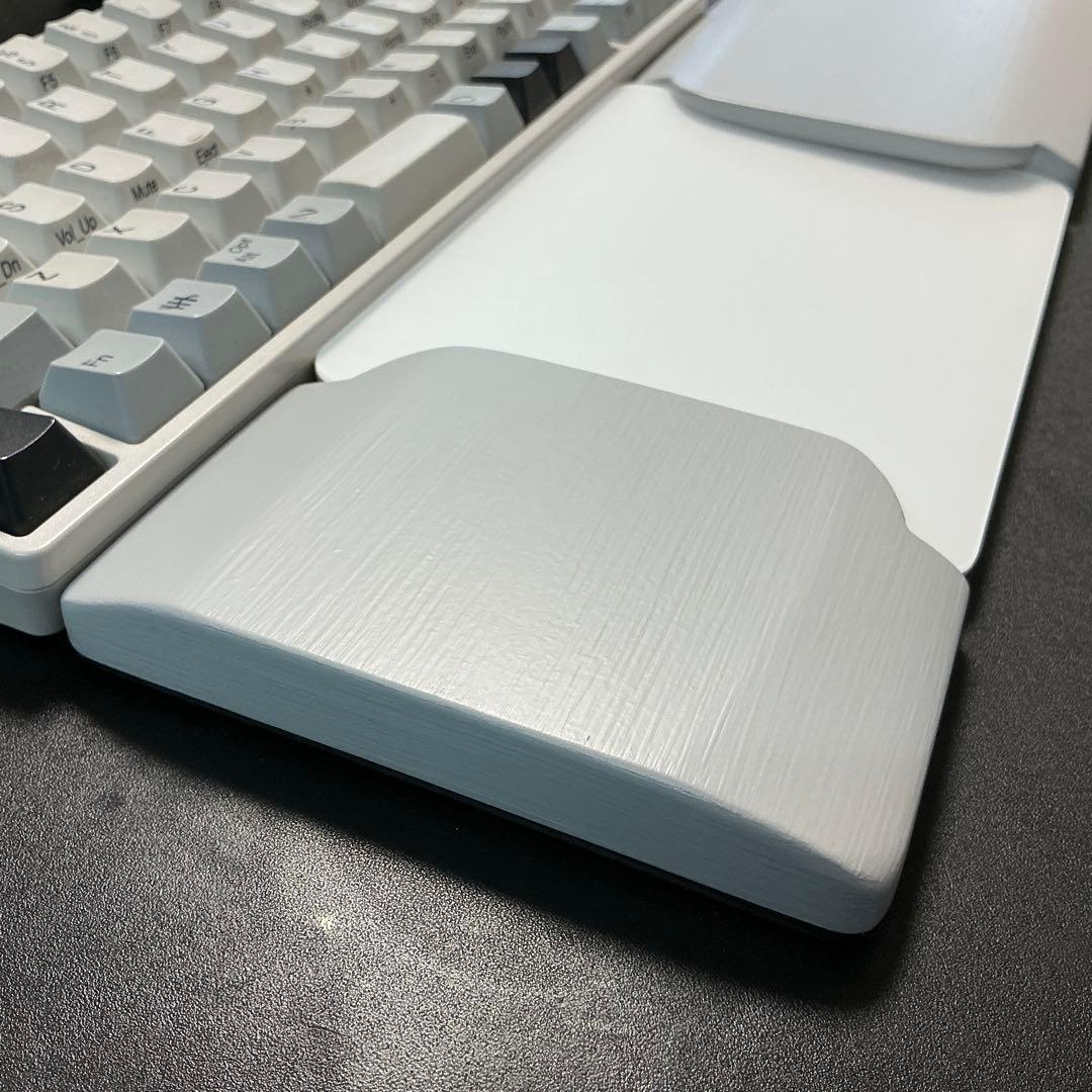 オーダー作品　リアルフォースR3TKL対応　ウイング付パームレスト ライトグレー