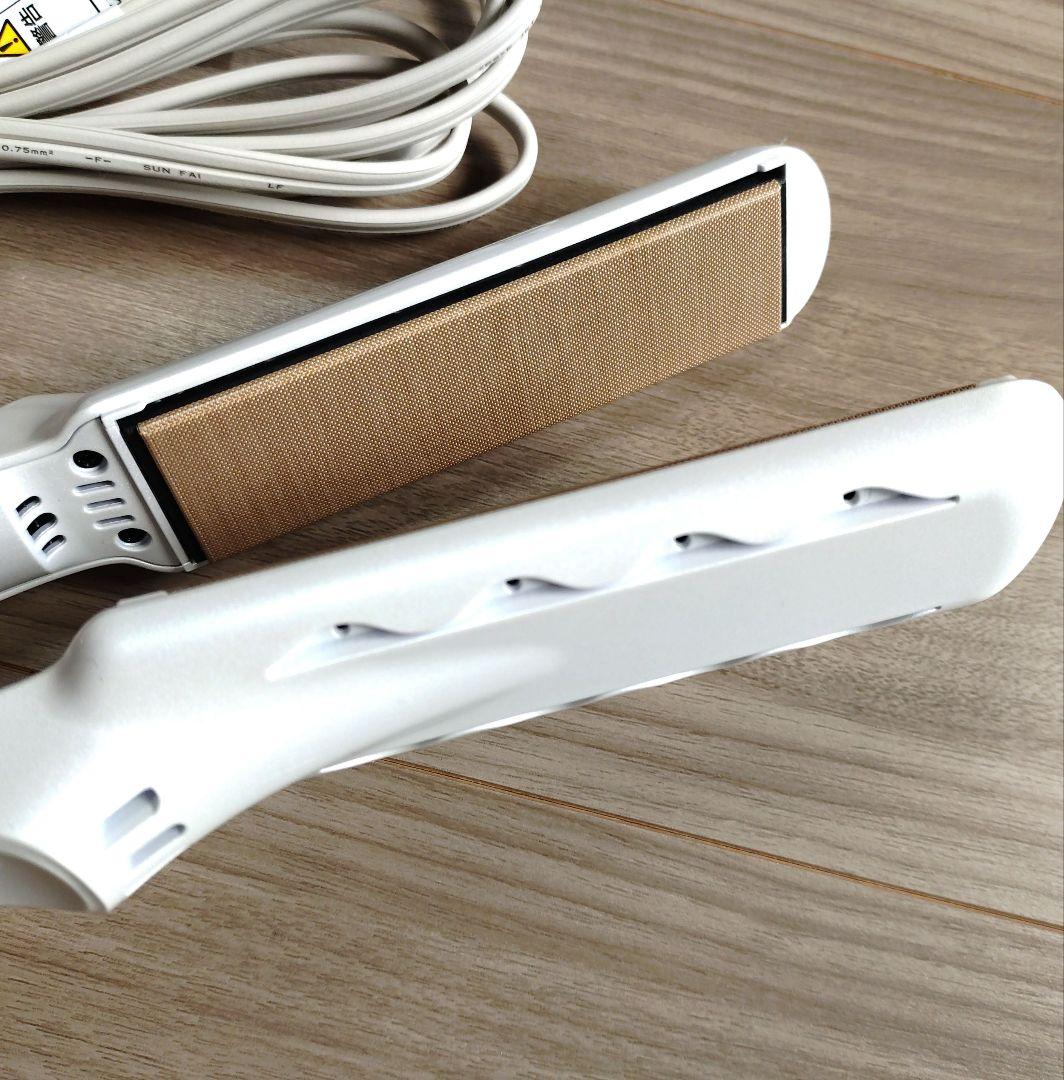 ほぼ未使用／KINUJO　絹女　ストレートヘアアイロン　ホワイト