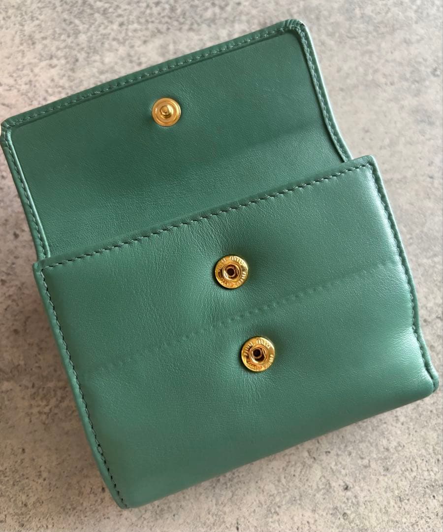 miu miu グリーン三つ折り財布
