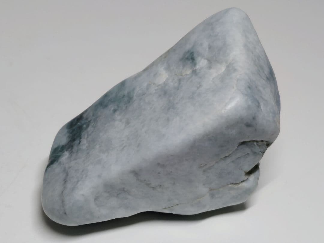 糸魚川138 翡翠 227g ヒスイ 原石 鑑賞石 自然石 誕生石 鉱物 鉱石