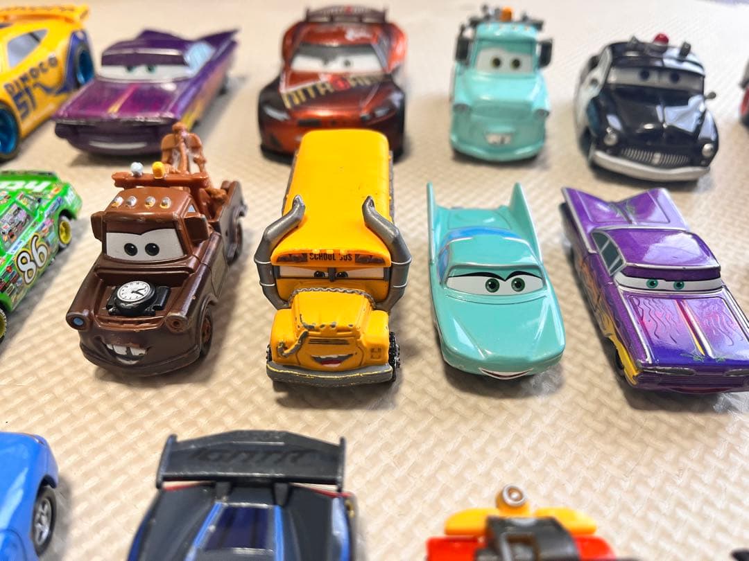 カーズ ミニカーまとめ売り48台＋ピストンカップ付き