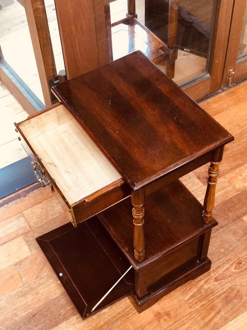 【米国アンティーク】vintageナイトテーブル／真鍮取っ手×ターンドレッグ