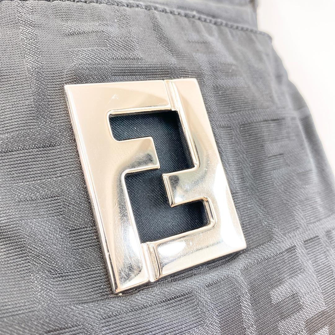 フェンディ ショルダーバッグ サコッシュ ロゴプレート ズッカ柄 ブラック 黒