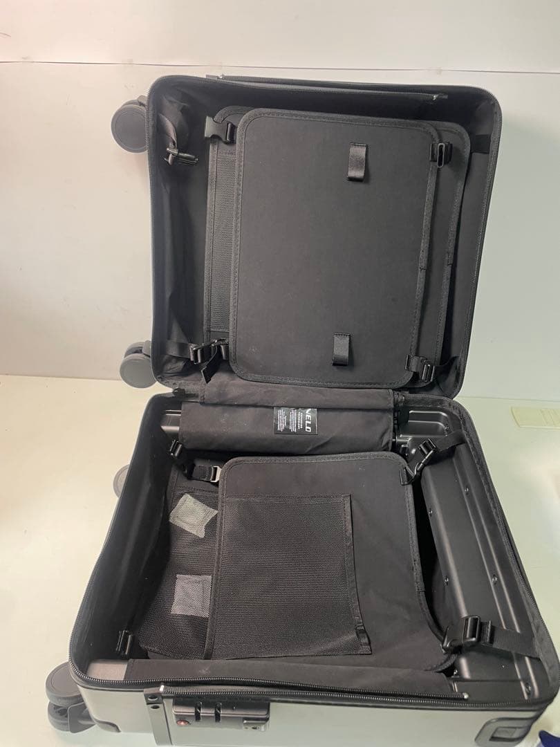 スーツケースVELO 可変式 TSAロック搭載 シルバー