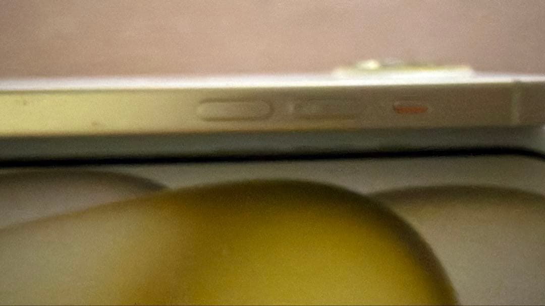 iPhone15本体　イエロー