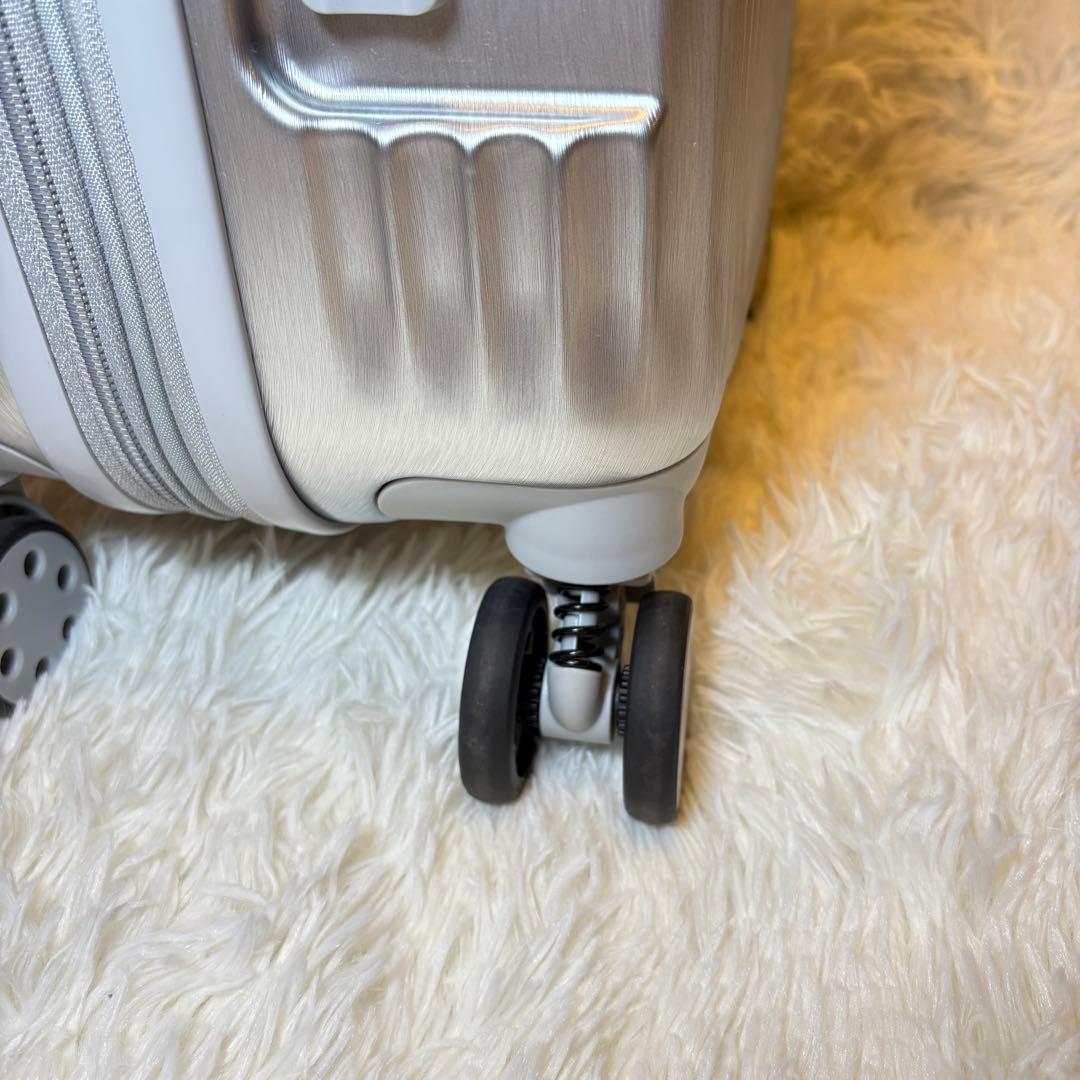 バッグ NEW ERA WHEEL CARRY CASE SMALL SILVER