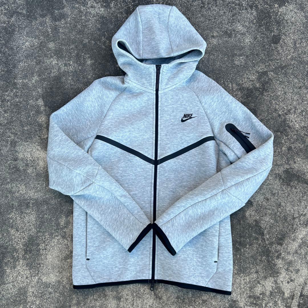 2025製 ナイキ テックフリース フルジップパーカー グレー 赤タグ