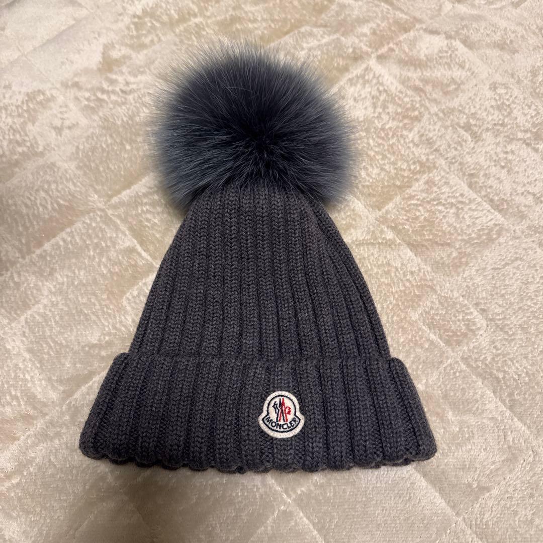 MONCLER グレー ポンポン付きニット帽 BERRETTO