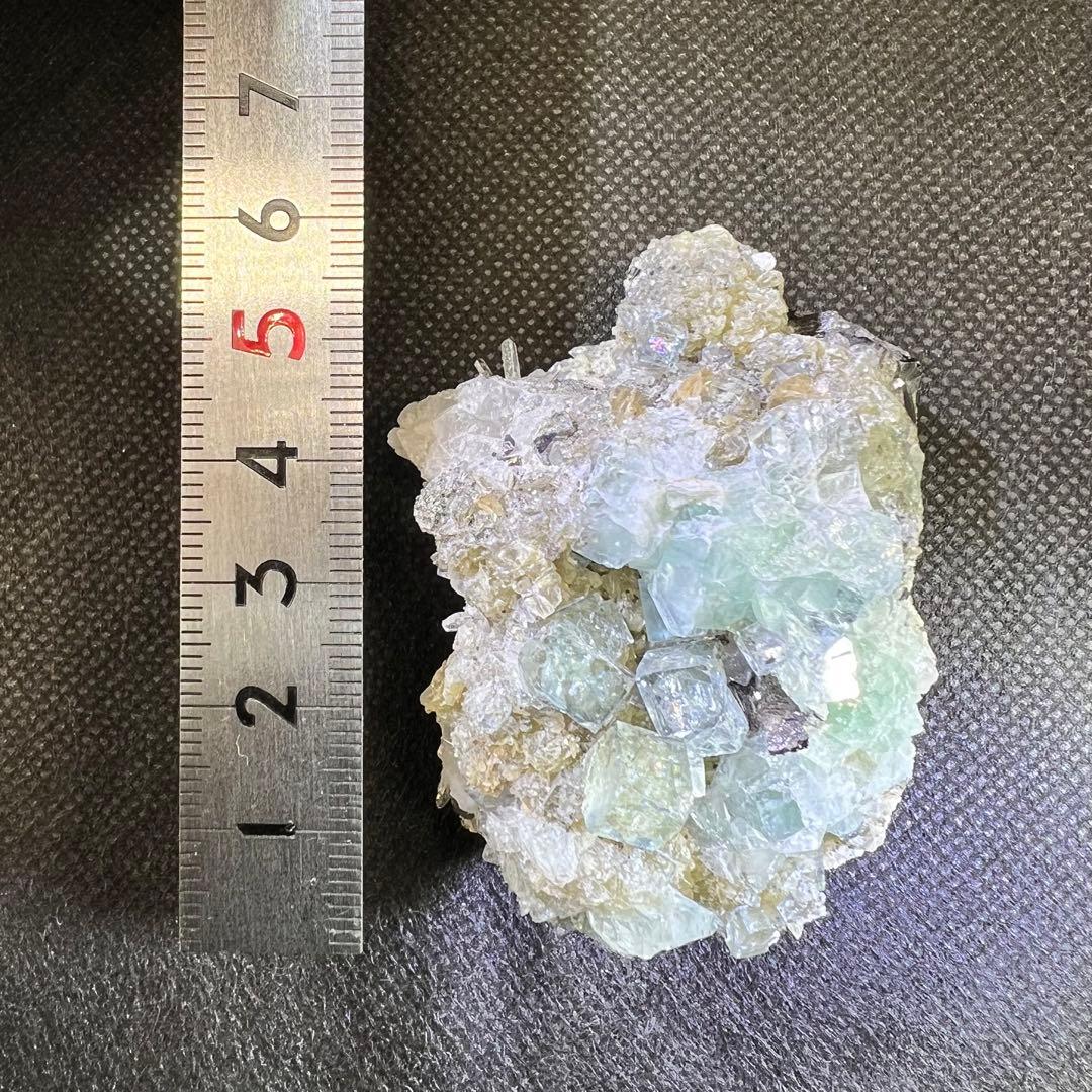 ヤオガンシャン産　「白緑色」「ミントグリーン」多数鉱物共生フローライト