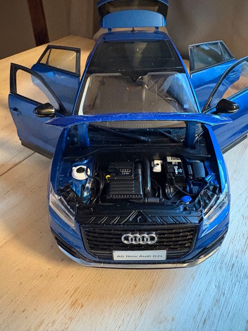 超美品❗️全開閉　希少Audi Q2L ミニカー 青色1/18