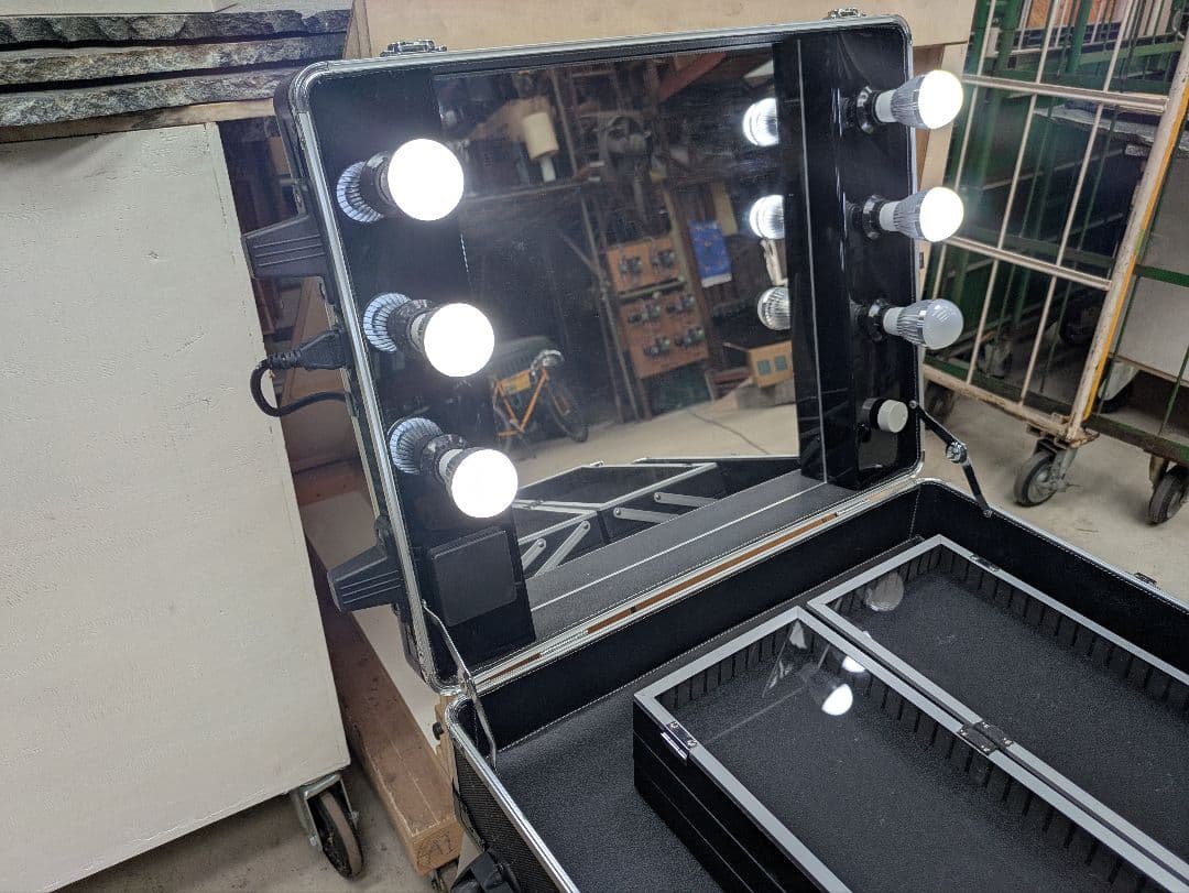 ジュラルミンケース　メイクボックス　LED照明女優ミラー付きメイクアップテーブル