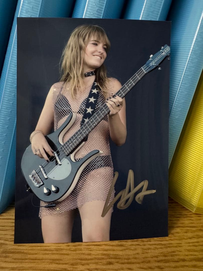 マネスキン ヴィクトリア・デ・アンジェリス 直筆サイン写真 ③ Maneskin