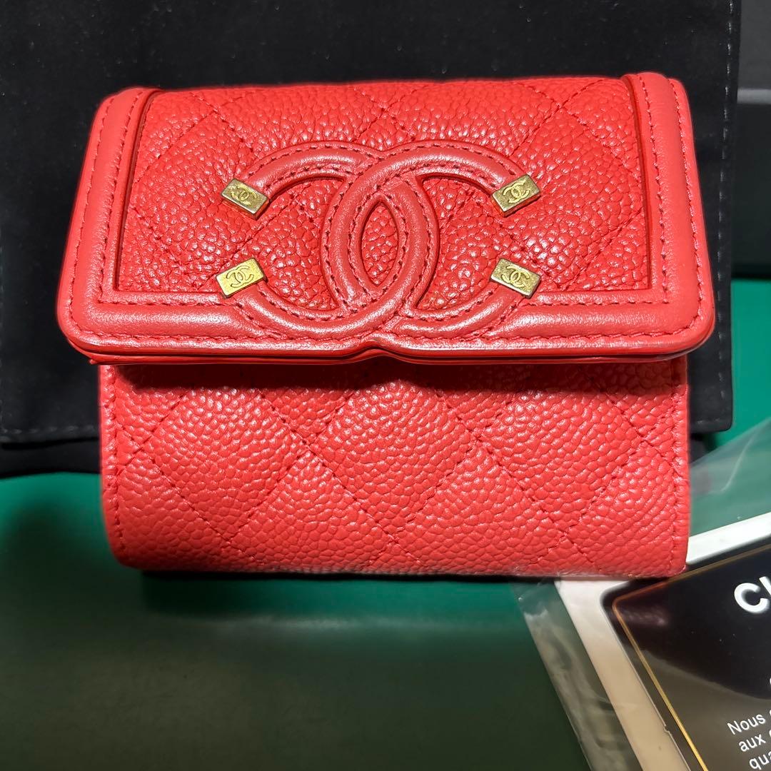 CHANEL CCフィリグリー キャビアスキン三つ折り財布
