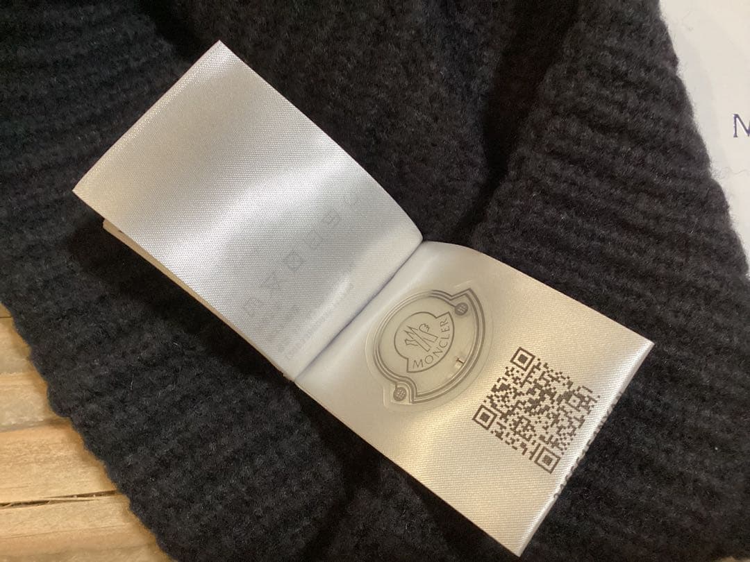 MONCLER モンクレール ニット帽　新品タグ付　ラメロゴ　包装紙ショッパー付