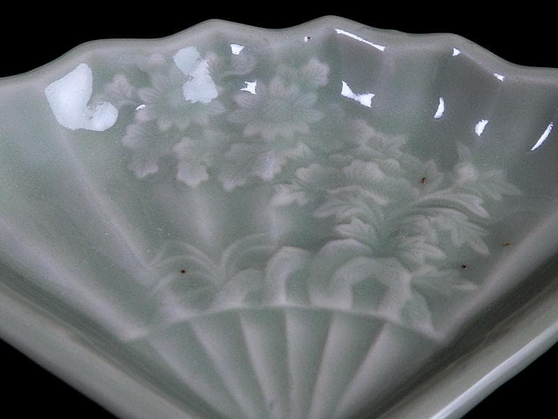 三田青磁　岩に菊の図　扇形手塩皿　C468AS-BZg