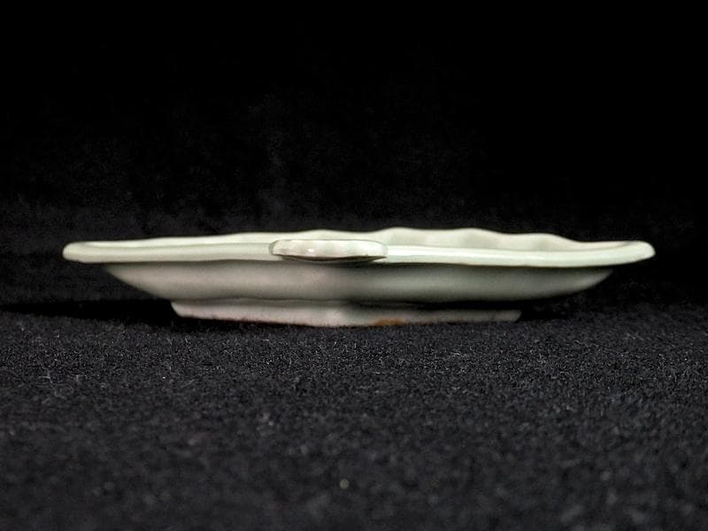 三田青磁　岩に菊の図　扇形手塩皿　C468AS-BZg