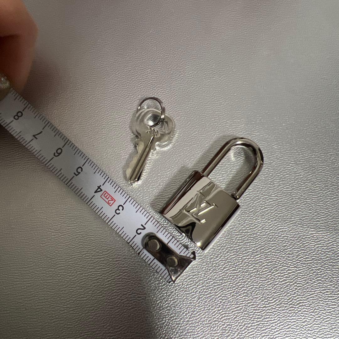 Louis Vuitton シルバー南京錠