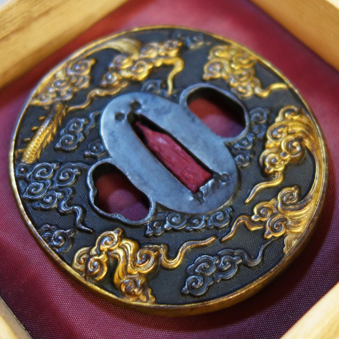 【 赤銅魚子地 高肉彫 鍍金 雲龍図鍔 】(鍔箱・布団付) 鍔 鐔 刀装具 武具