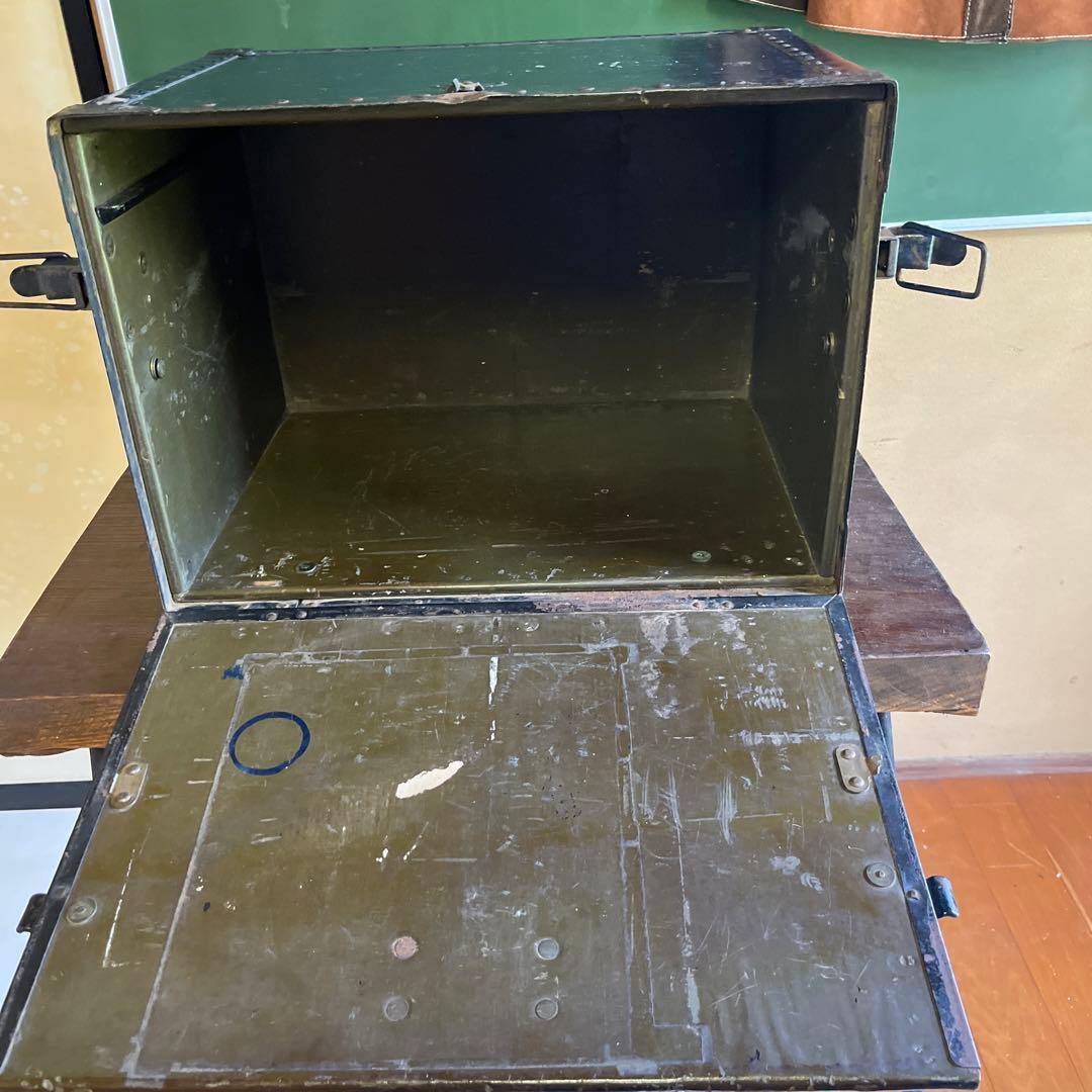 ヴィンテージ金属製　軍？ボックス
