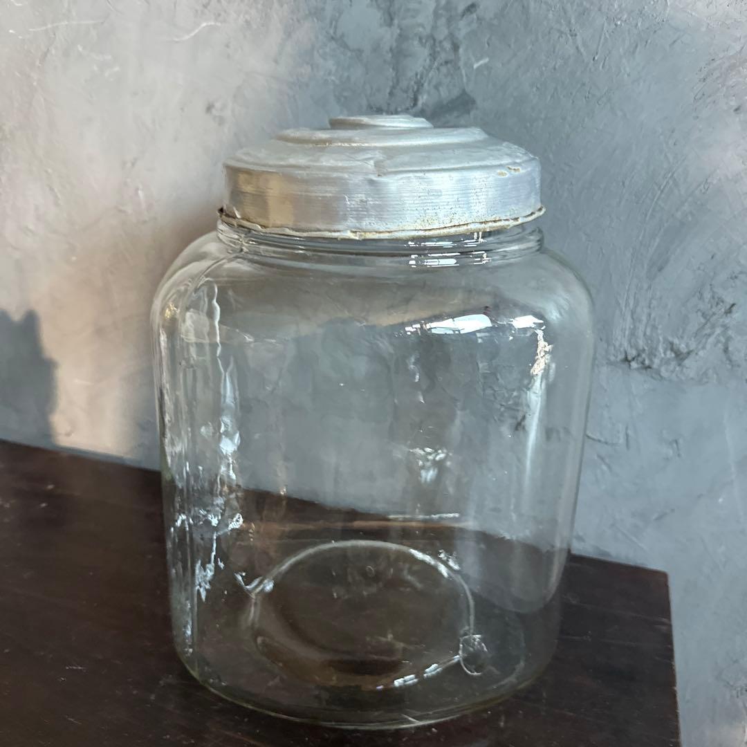 ヴィンテージガラス製　四角い瓶 金属蓋付き