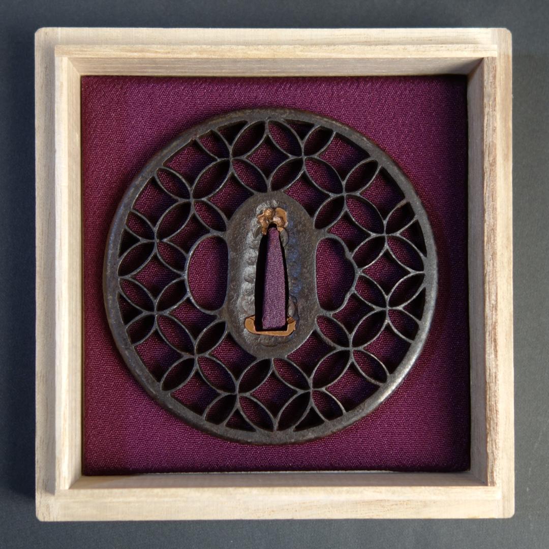 鍔 鐔 刀装具 武具 骨董【京透 七宝文様透鍔】(鍔箱付き)