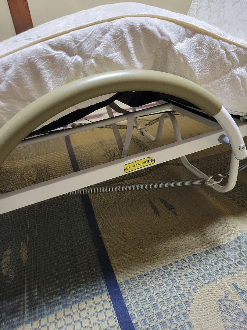 折りたたみ電動ベッド / シングルサイズ / ホワイト