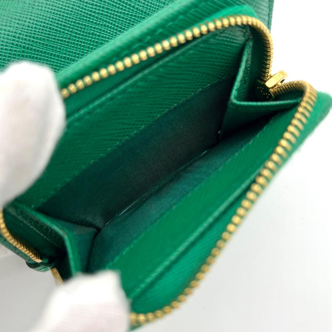 【人気カラー】プラダ サフィアーノ トライアングルロゴ 三つ折り財布 グリーン