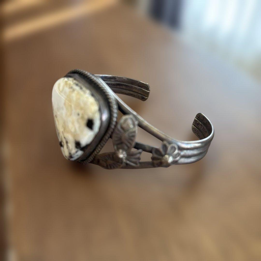 シルバー バングル 三角形の石 花の装飾