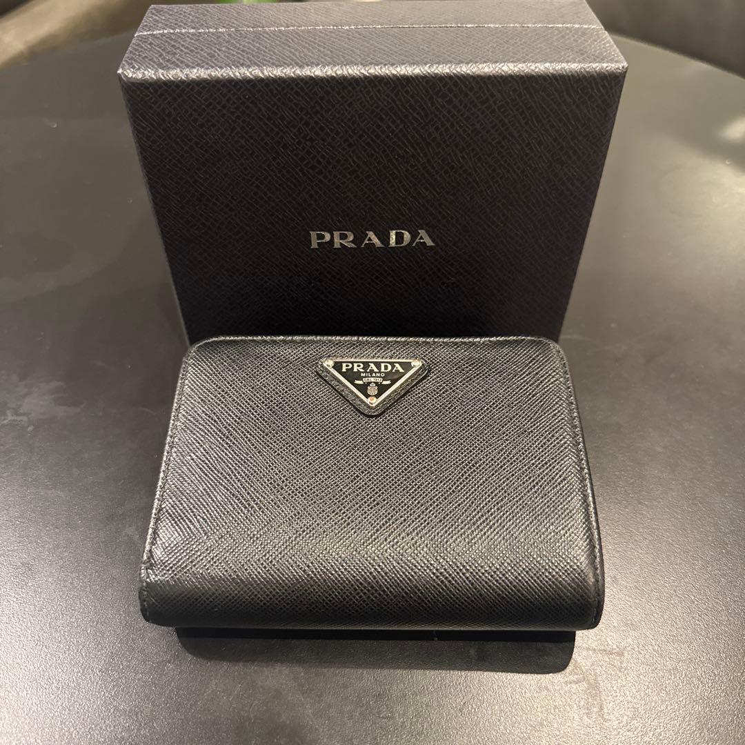 aYa PRADA サフィアーノトライアングル ウォレット