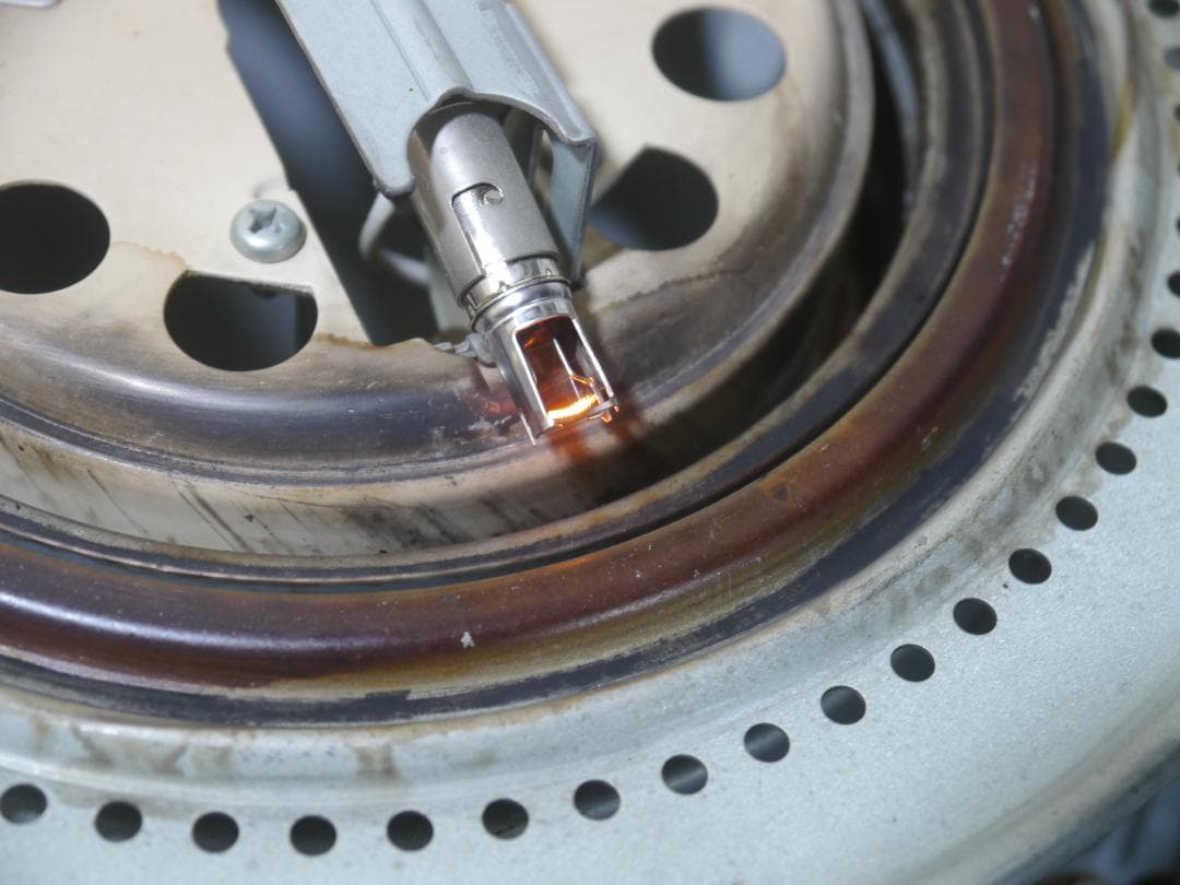 送料無料◆コロナ ２０１４年 石油ストーブ 円筒形 ホワイト 安全ガード付き