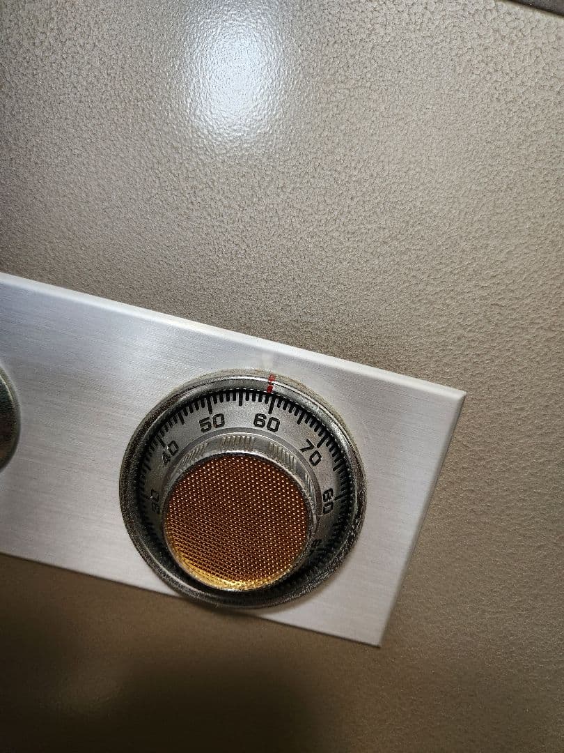 Eiko 金庫 鍵付き、4枚ダイヤル式 収納力抜群