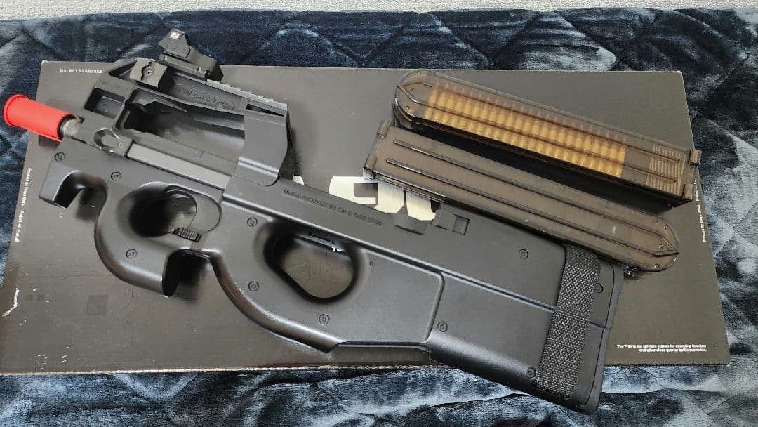 東京マルイP-90+　ドットサイト・多弾マグ付き