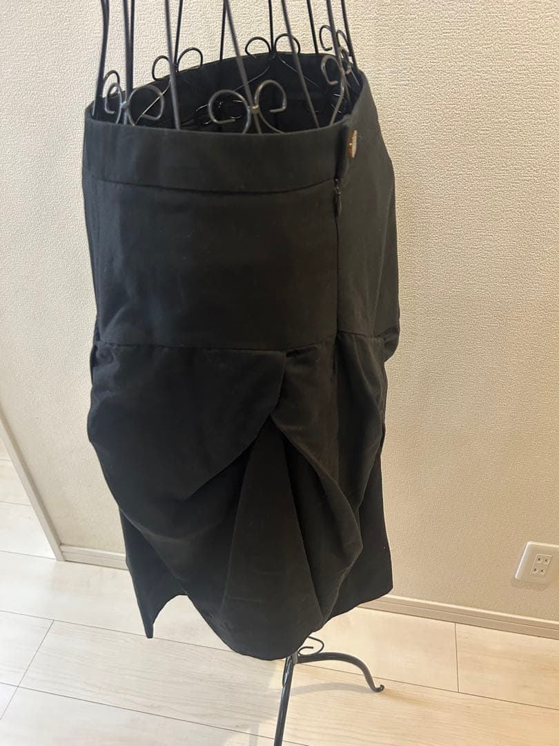 ⭐︎美品⭐︎ヴィヴィアンウエストウッド　タック入り黒フレアスカート　かわいい　個性的