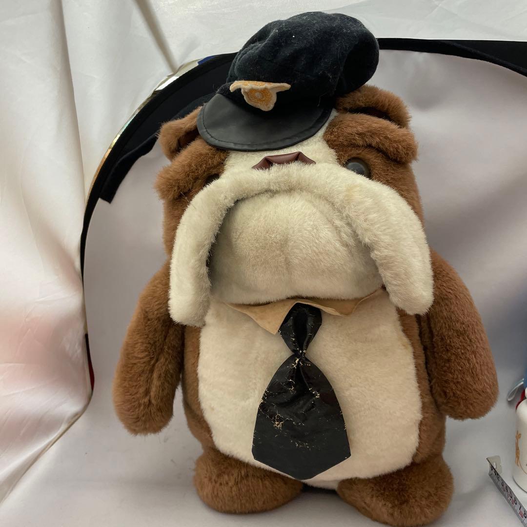 大きなブルドックのぬいぐるみ