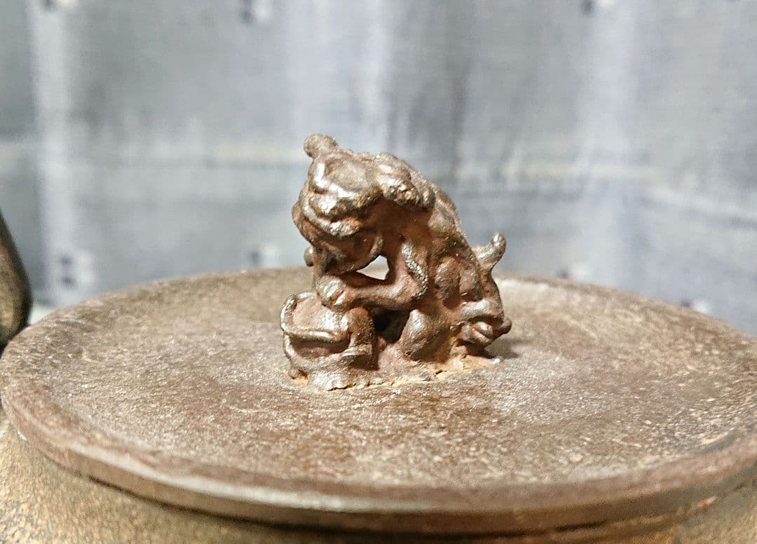 七賢人文亀甲砂鉄鉄瓶　般若勘渓