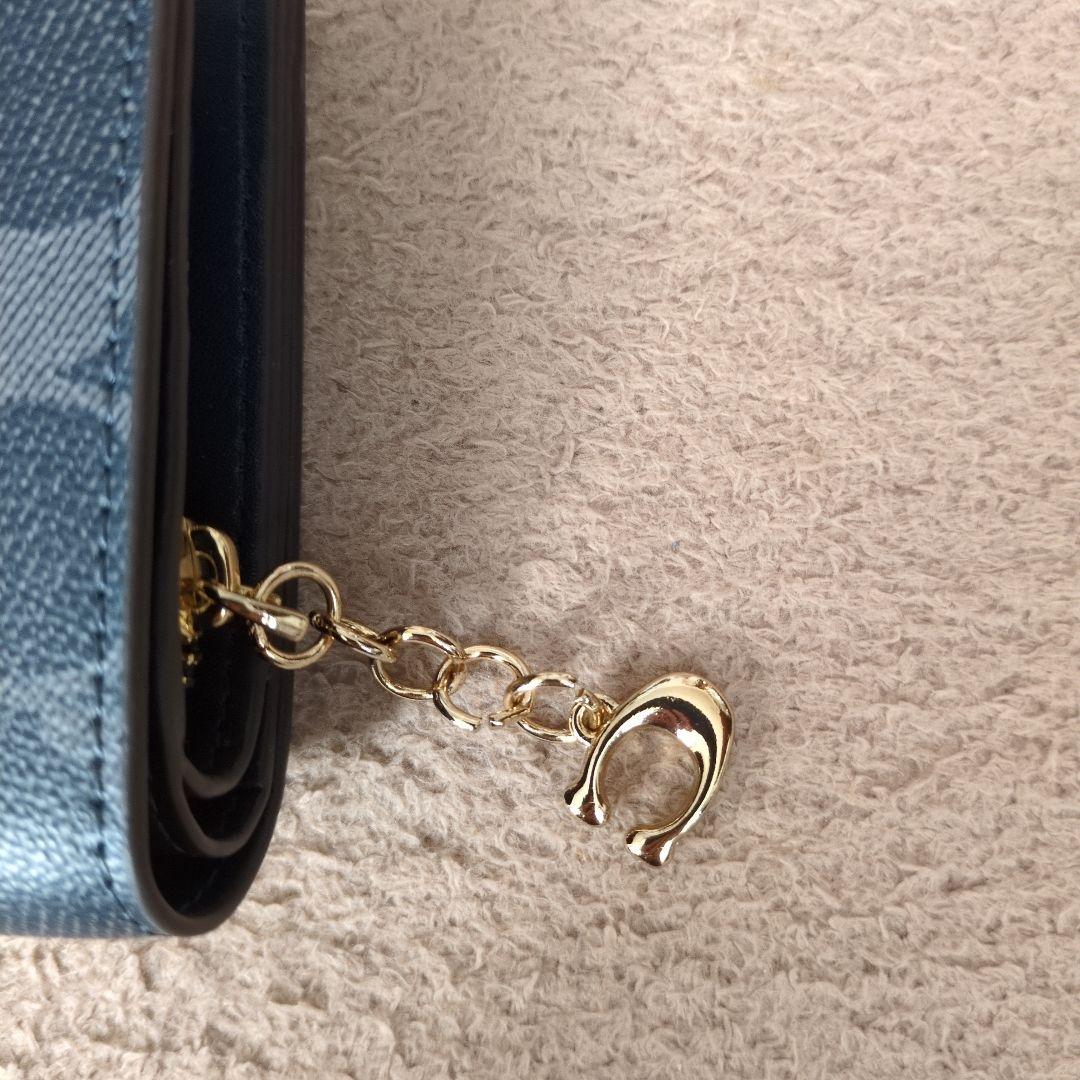 新品未使用COACH 二つ折り財布 デニムブルー ロゴ入り
