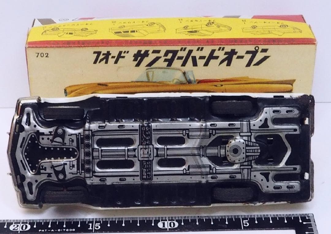 萬代屋【フォード サンダーバード オープン白】ブリキ tin car 箱はコピー