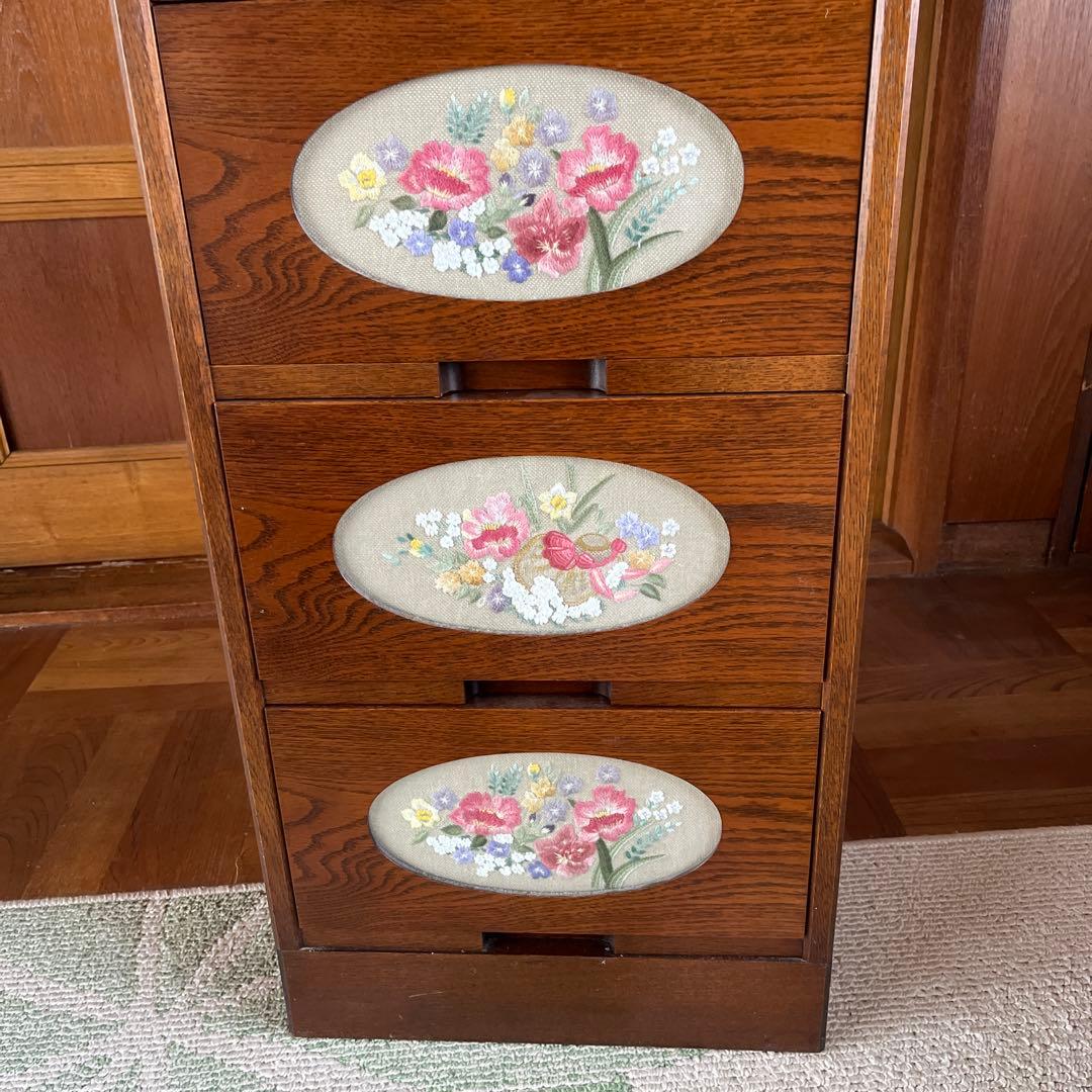 戸塚さ刺繍　木製花柄5段チェスト