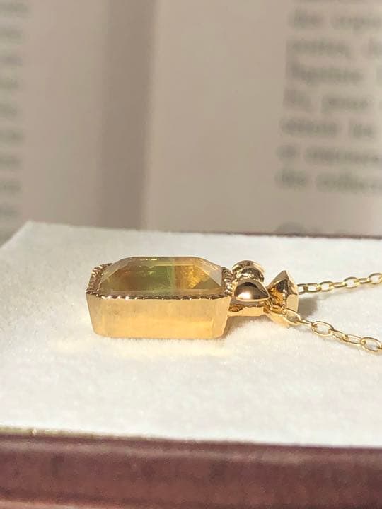 フローライトの香水瓶　ペンダントトップ