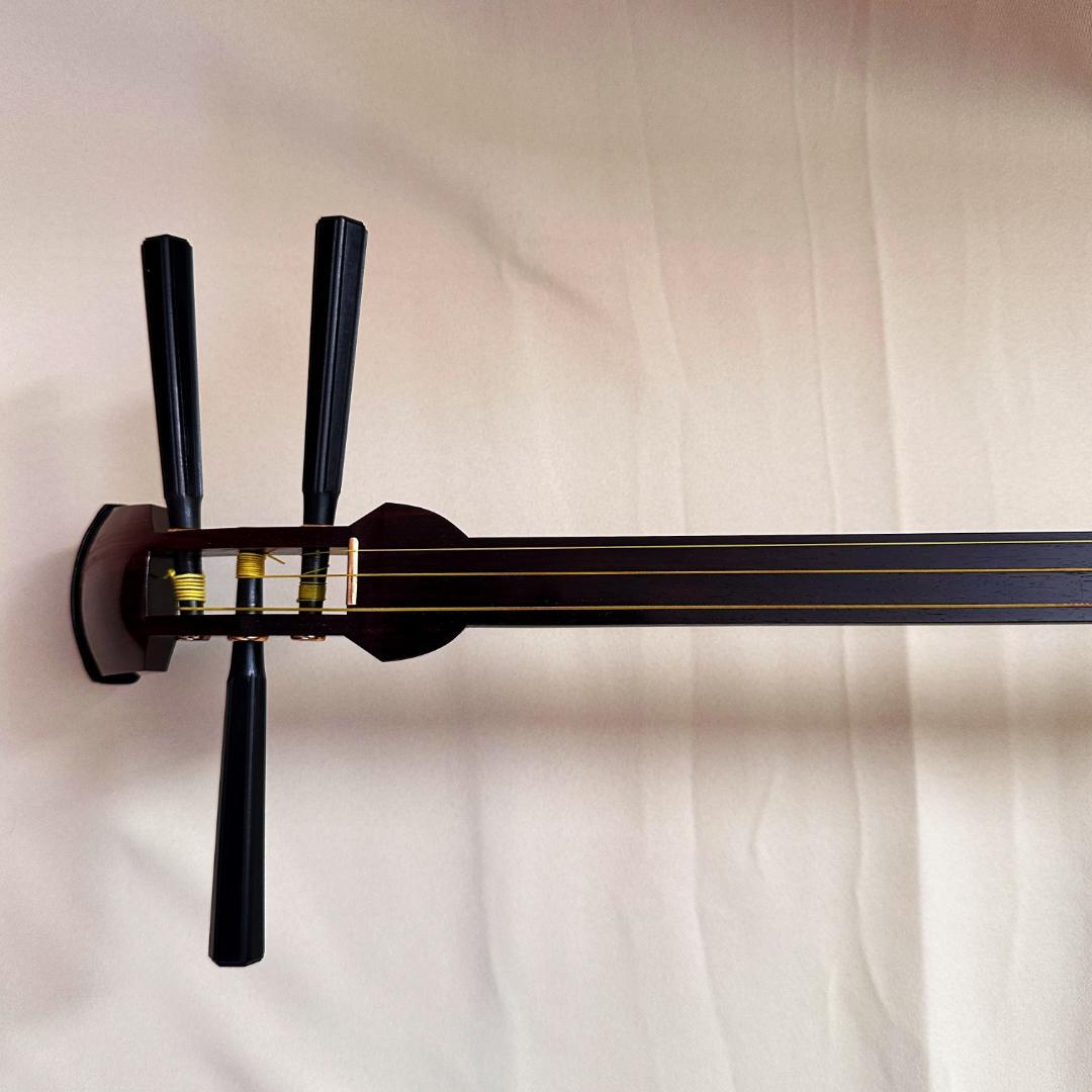 【即演奏可能】高級細棹三味線 正寸 紅木金細 子持綾杉胴 天然撥&駒他 備品多数