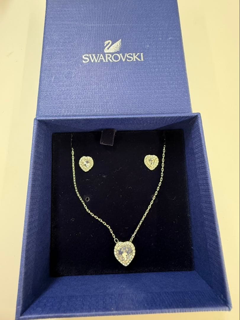 T10302 Swarovski ハート型ネックレスとピアスセット