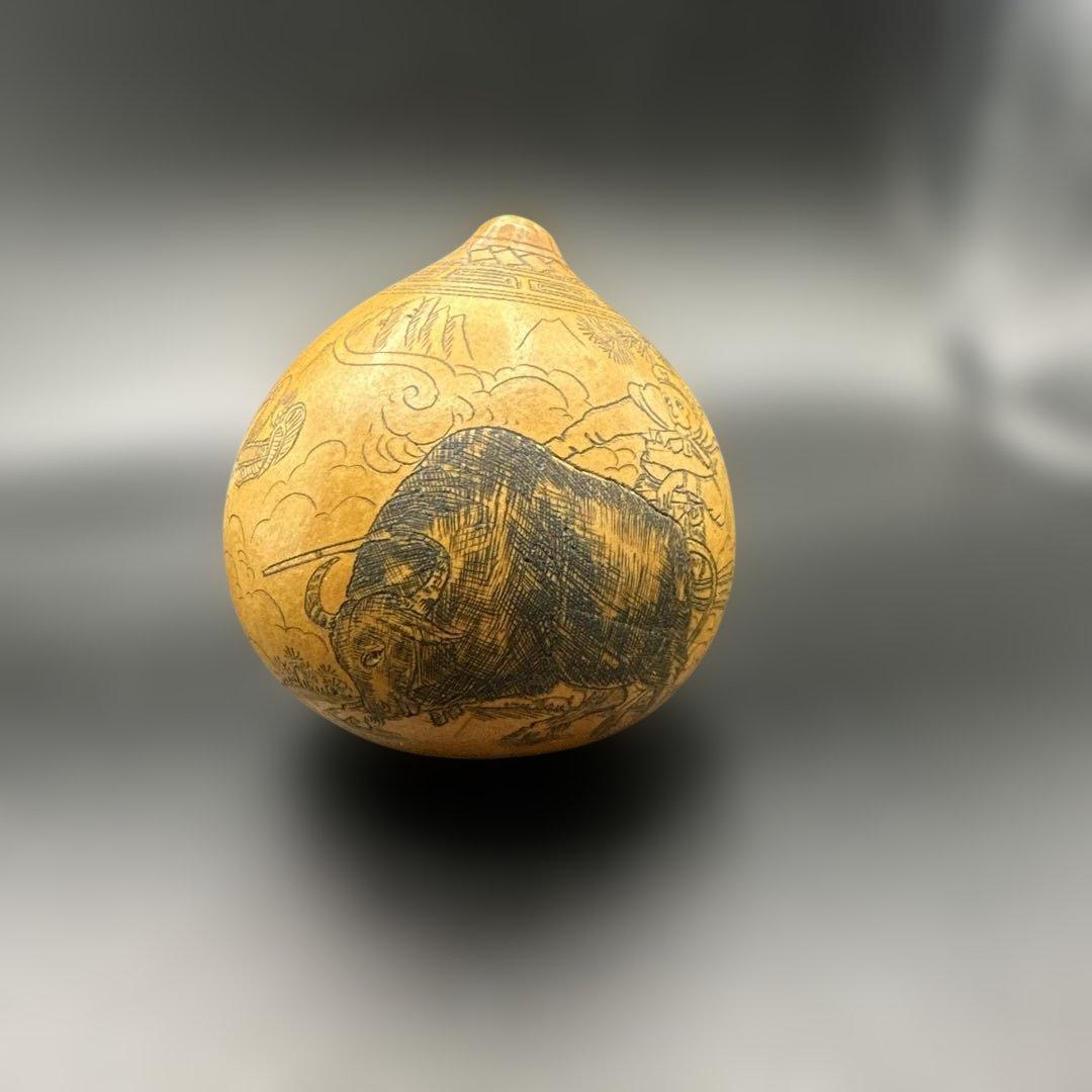 彫刻オブジェ 牛と人物と松のデザイン