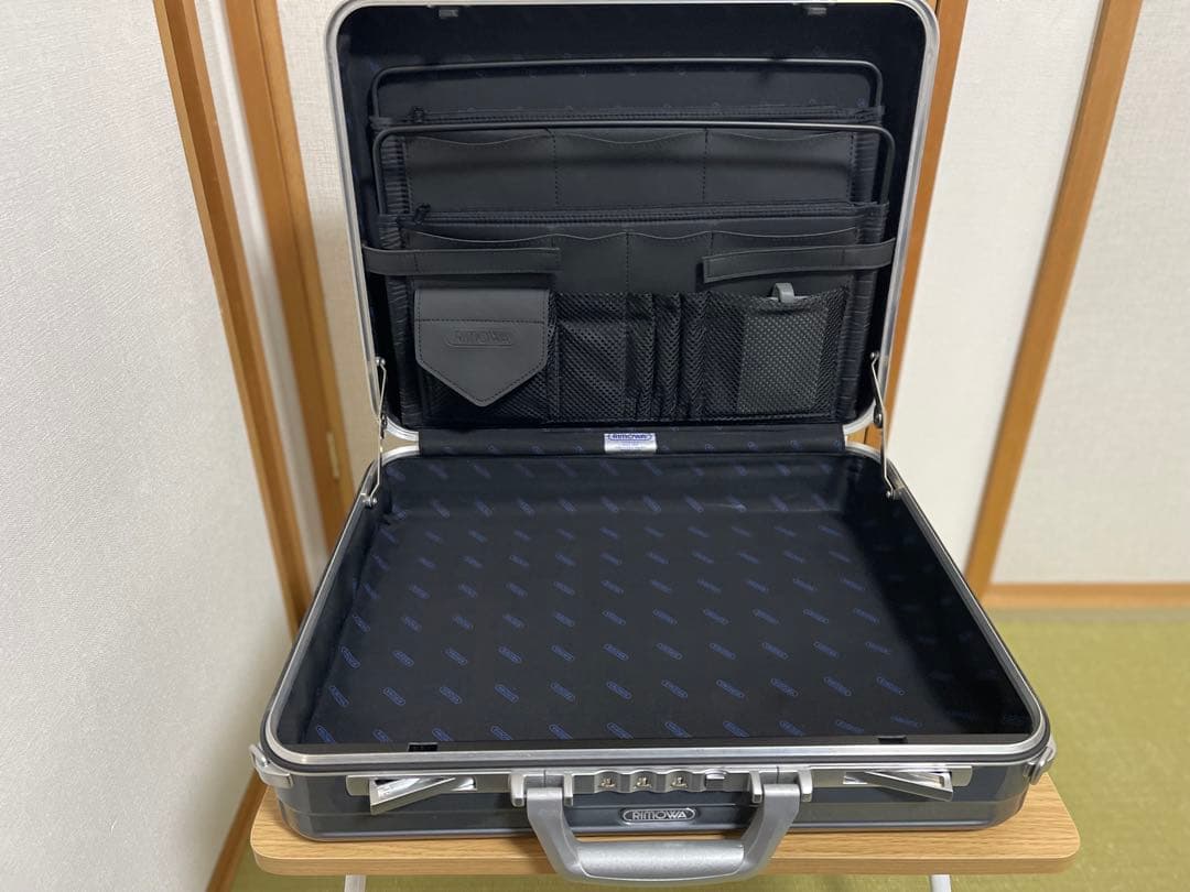 リモワ　アタッシュケース　ポリカーボネード　グレー