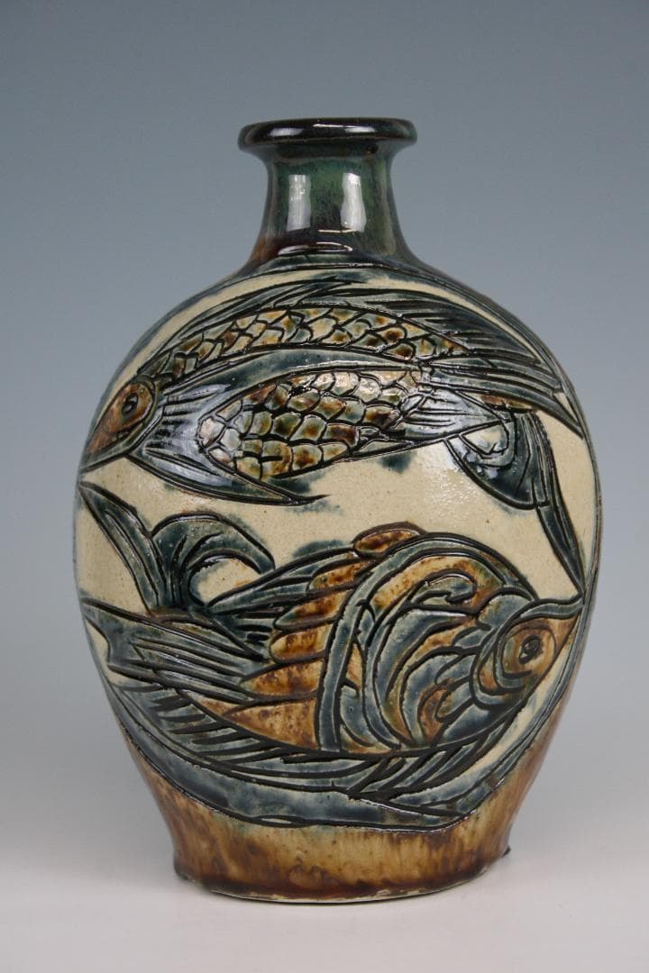 壺屋焼 人間国宝 金城次郎 作　飴釉窓絵双魚文扁壺