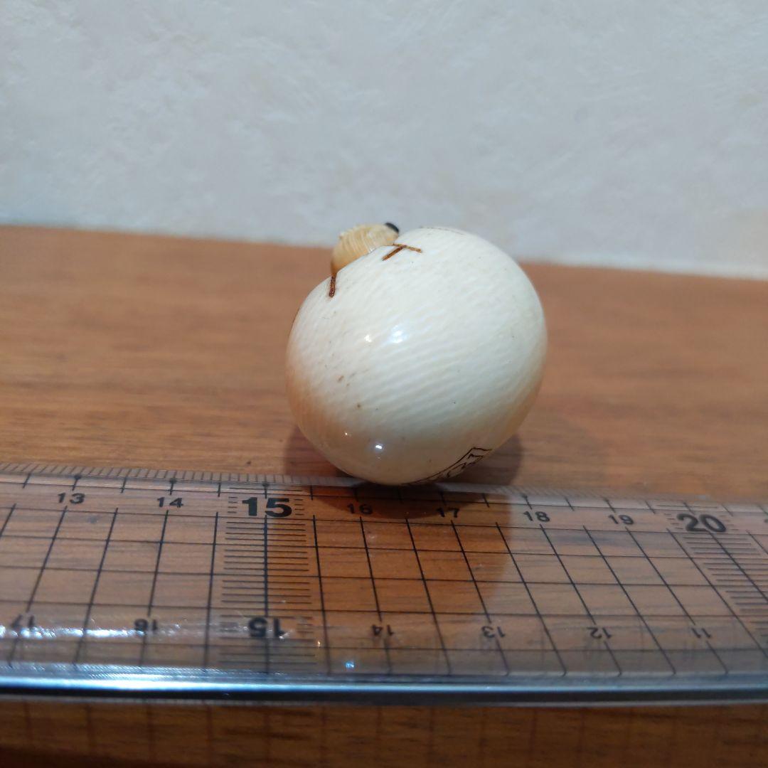 時代提げ物 絡繰根付 天然素材 在銘【啐啄同時】高さ約3.2cm 重さ約35ｇ