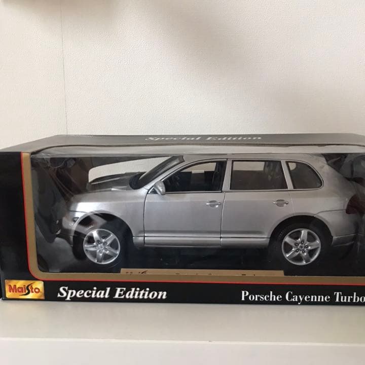 1/18 MAISTO ダイキャスト　ミニカー　ポルシェ　カイエン　ターボー