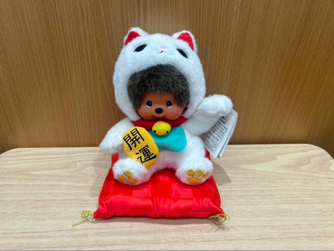【タグ付き・美品】モンチッチ 招き猫 開運Ver.／ぬいぐるみ／赤座布団付き