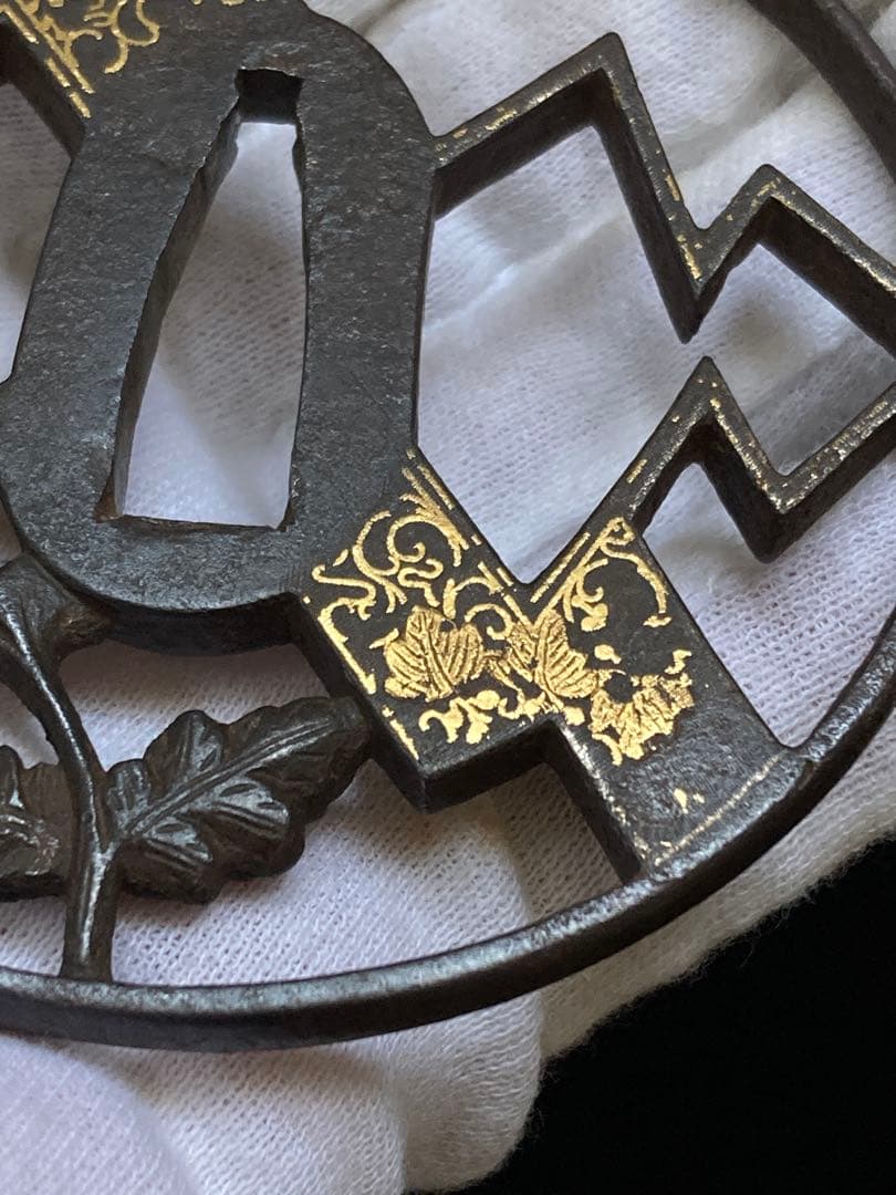 【特別保存刀装具】菊熨斗図透鐔 無銘京正阿弥　鉄地丸形透鍔