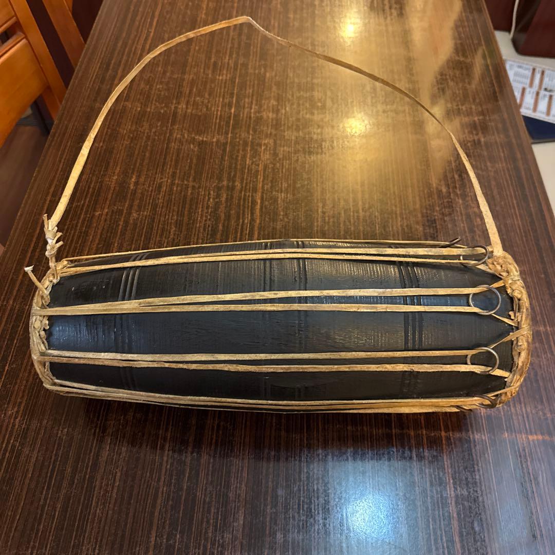 ネパールの楽器(マダル) 和太鼓 黒色 円筒形 ストラップ付き