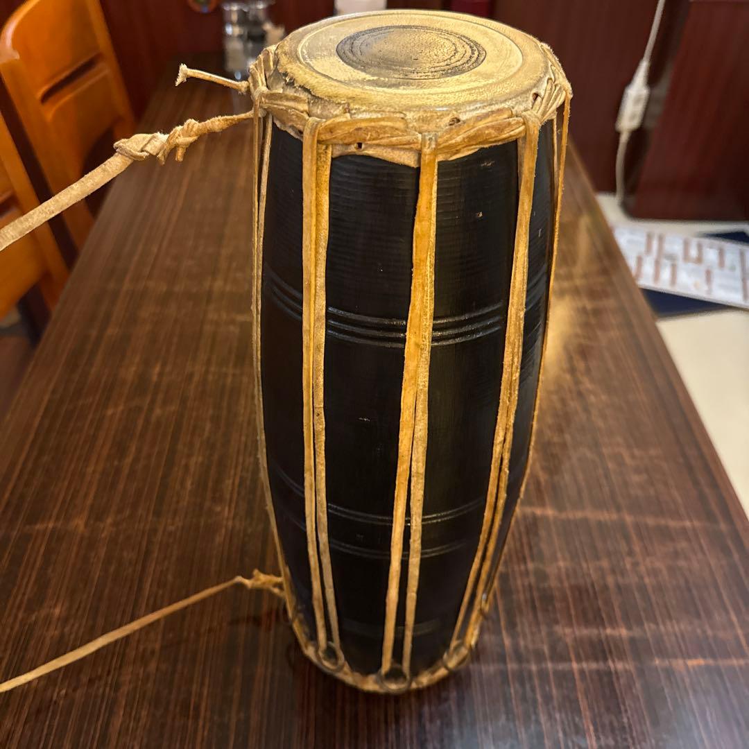 ネパールの楽器(マダル) 和太鼓 黒色 円筒形 ストラップ付き